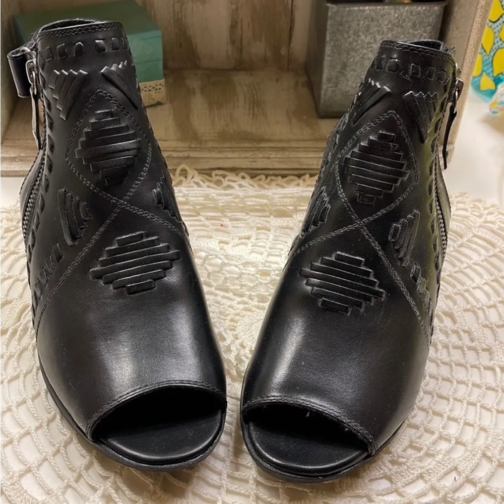 Baretraps BareTrap Black Open Toed Block Heel Caged Sandal with Easy Entry - Image 2