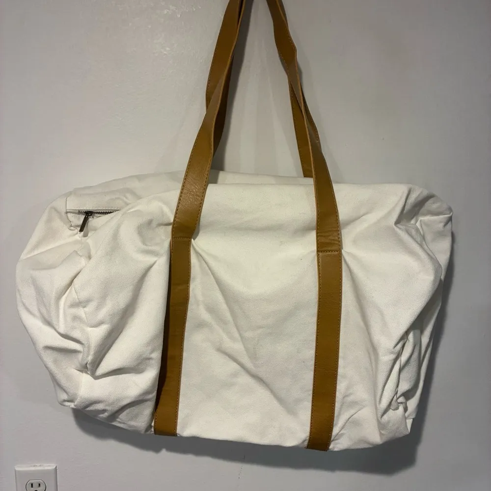 Cozy Earth Large White Ivory Canvas Brown Handles Duffle Bag Full Zipper NEW - Image 3