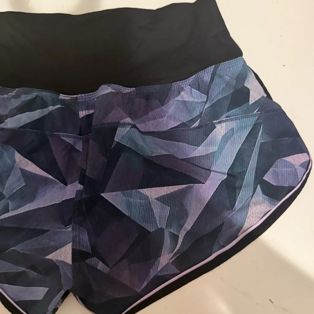 Lululemon Drop It Low Short Pretty Prism Multi / Black / Lilac Size 6 - Image 10