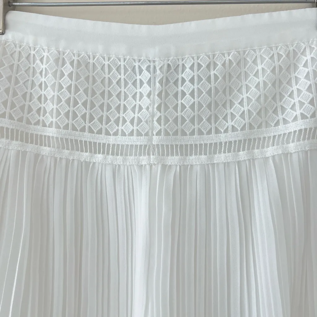 Ali & Jay  white flowy pleated mini shorts size small‎ - Image 3