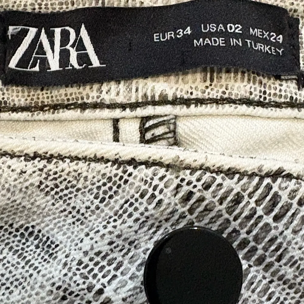 Zara Snake Skin High Rise Skinny Jeans Size: 2 - Image 6