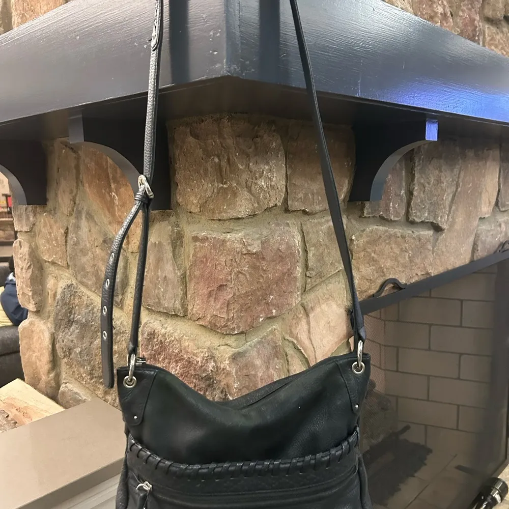 Stone Mountain Versatile Black Leather Shoulder Bag with Adjustable Straps - Image 3