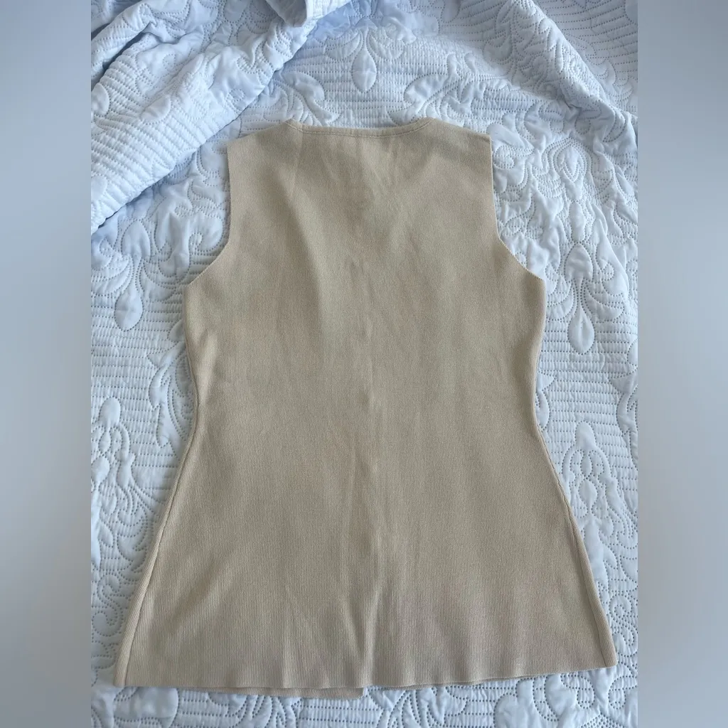 NWOT KNITTED BUTTONED VEST IN CREAM COLOR S - Image 7