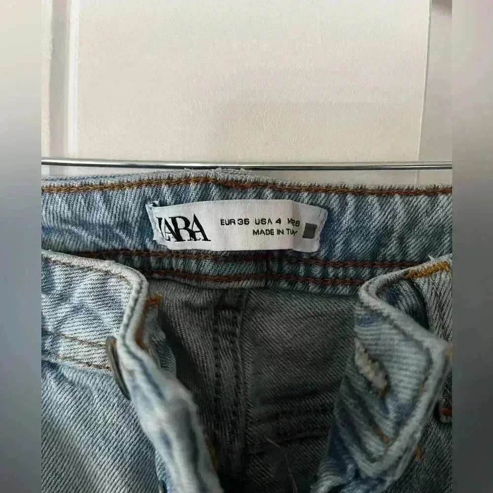 Light wash Zara jeans. Split at the front on both sides. Size 4. - Image 4