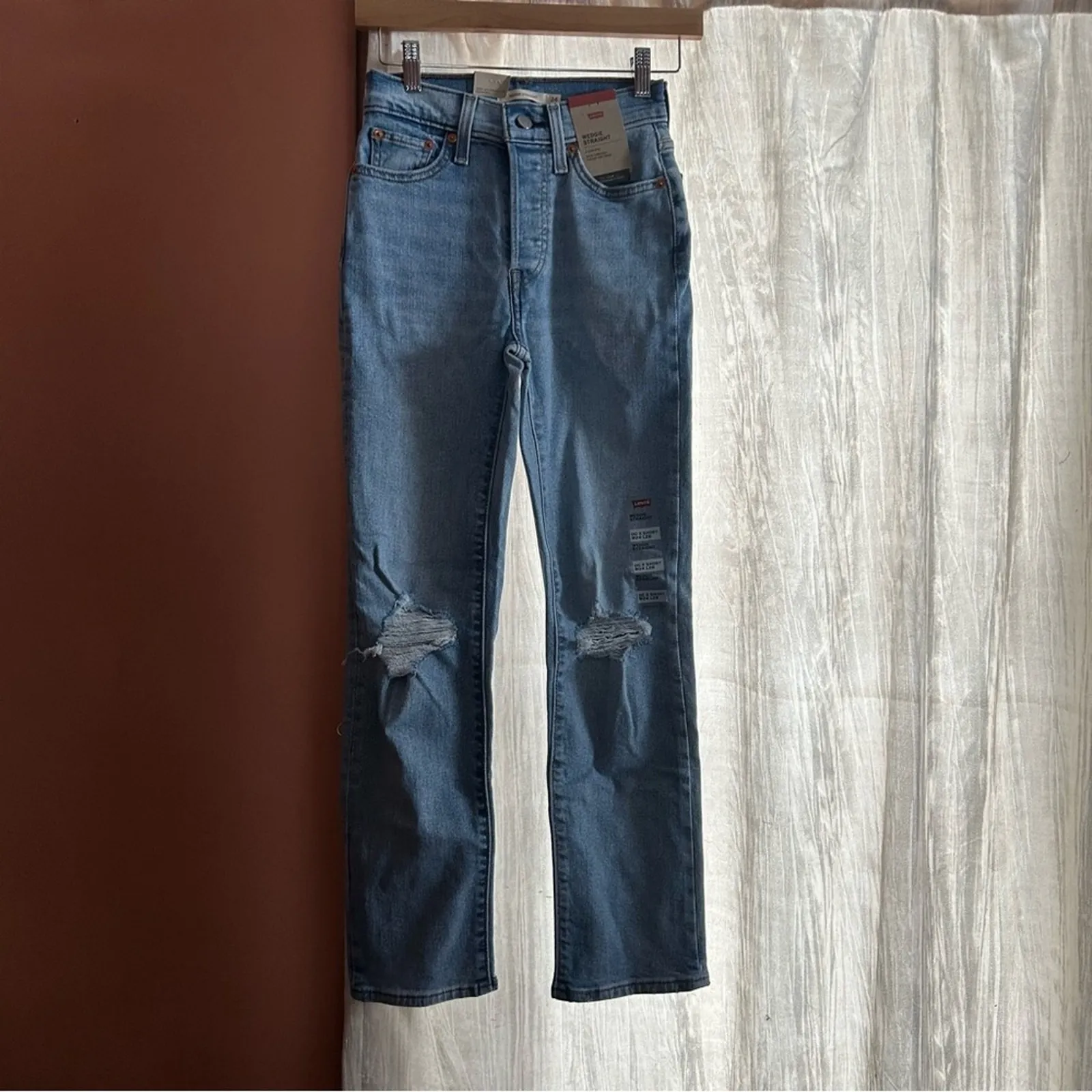 Levi's Wedgie Straight Jeans Distressed Knee Rips Light‎ Wash NWT Size 00 Short - Image 3