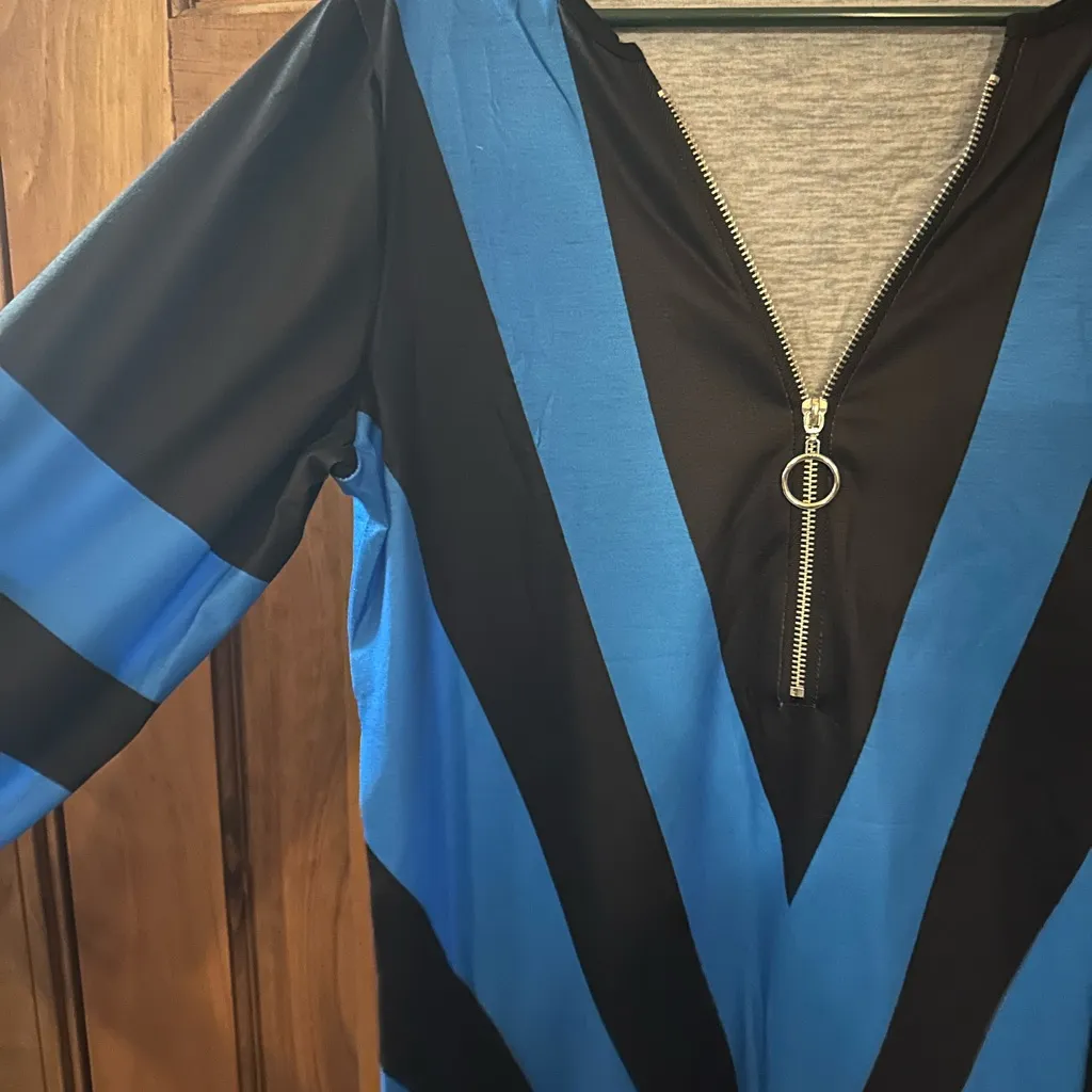 Blue and Black Zipper zip upV-Neck Women's sweater top! Size large! - Image 5