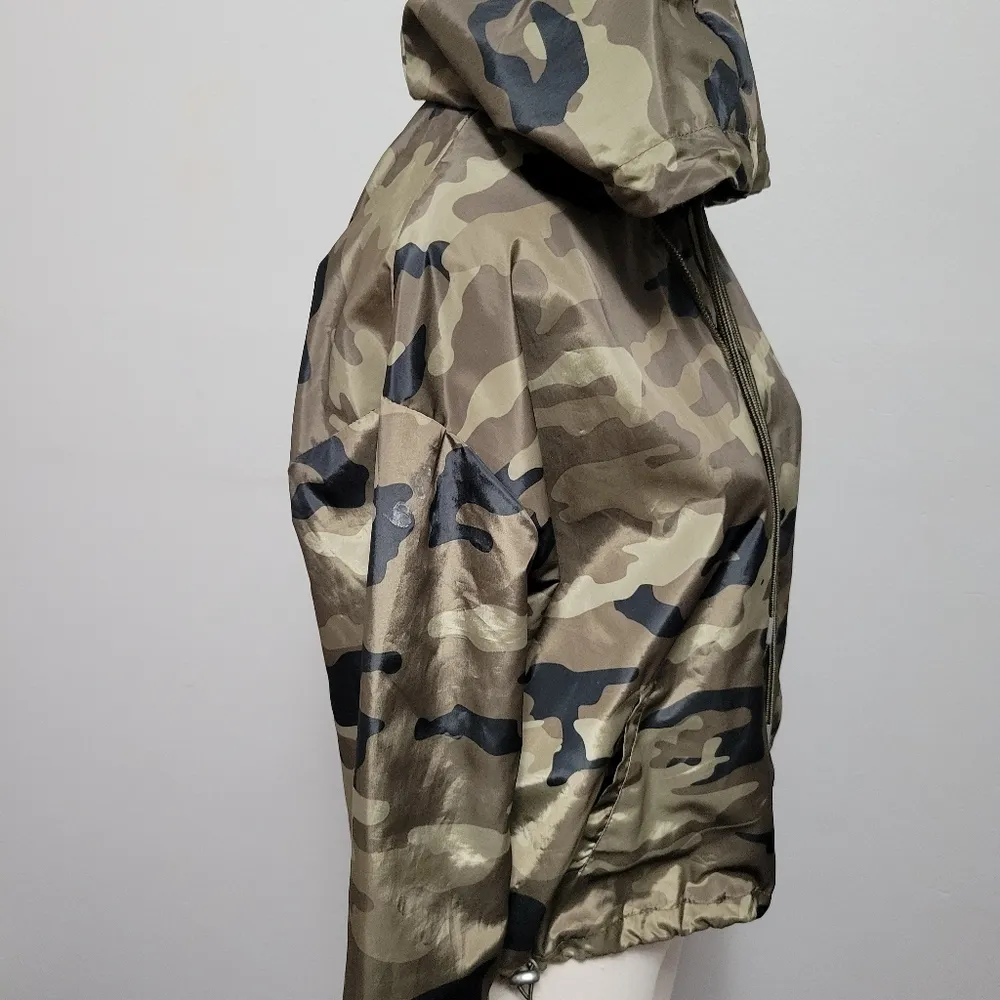 Buckle  Ashley camo cropped windbreaker jacket size medium - Image 5