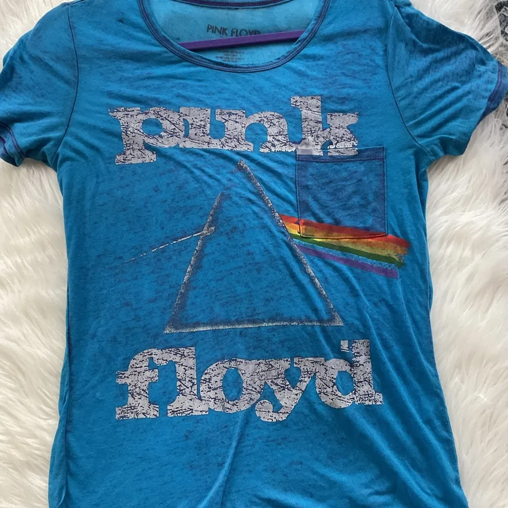 Pink Floyd  Graphic Tee Size Small - Image 2