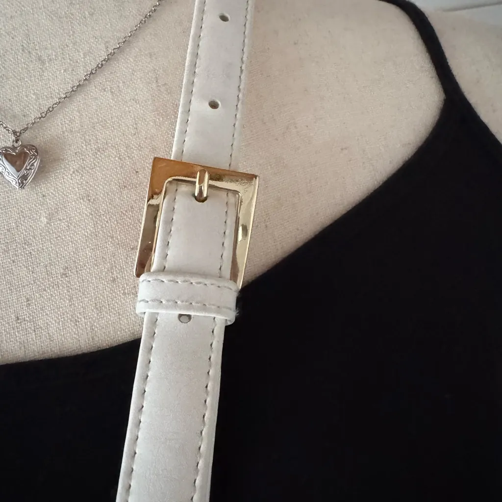 Liz Claiborne White Bag Gold Pendant Crossbody Purse - Image 2