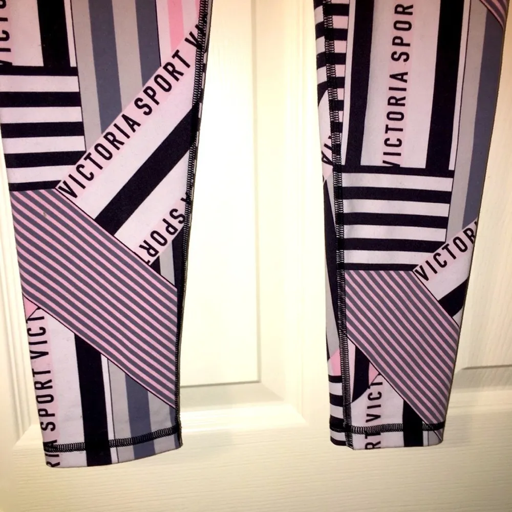 Victoria Secret Pink leggings size small - Image 4