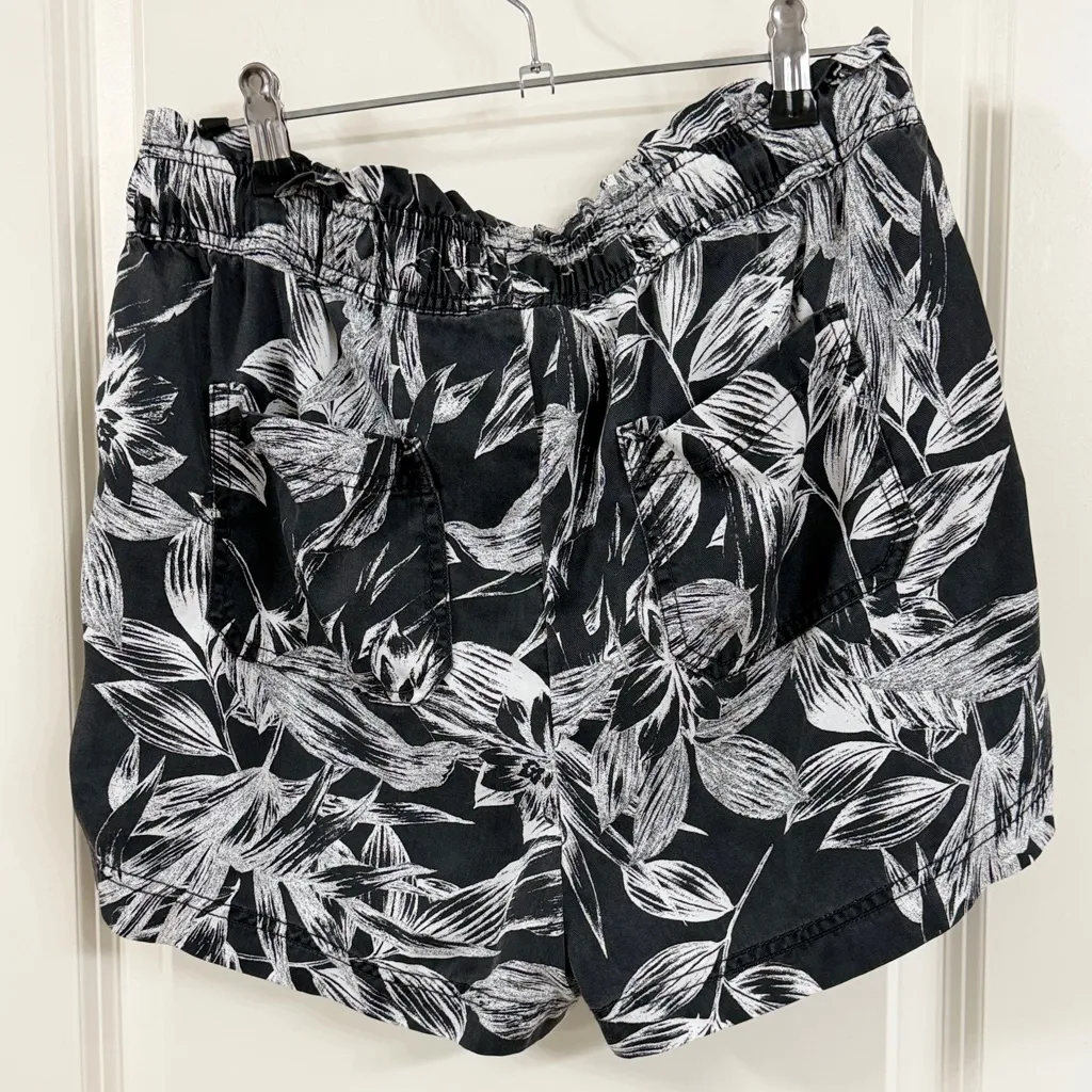 C&C California Black and White Leaf Print High Waist Shorts - Image 3