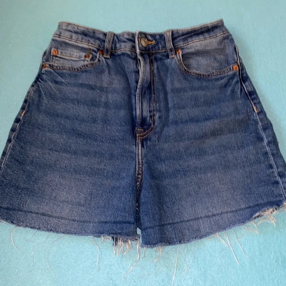 H&M DIVIDED denim high rise cutoff fringe edge shorts button zip closure size 6 - Image 2