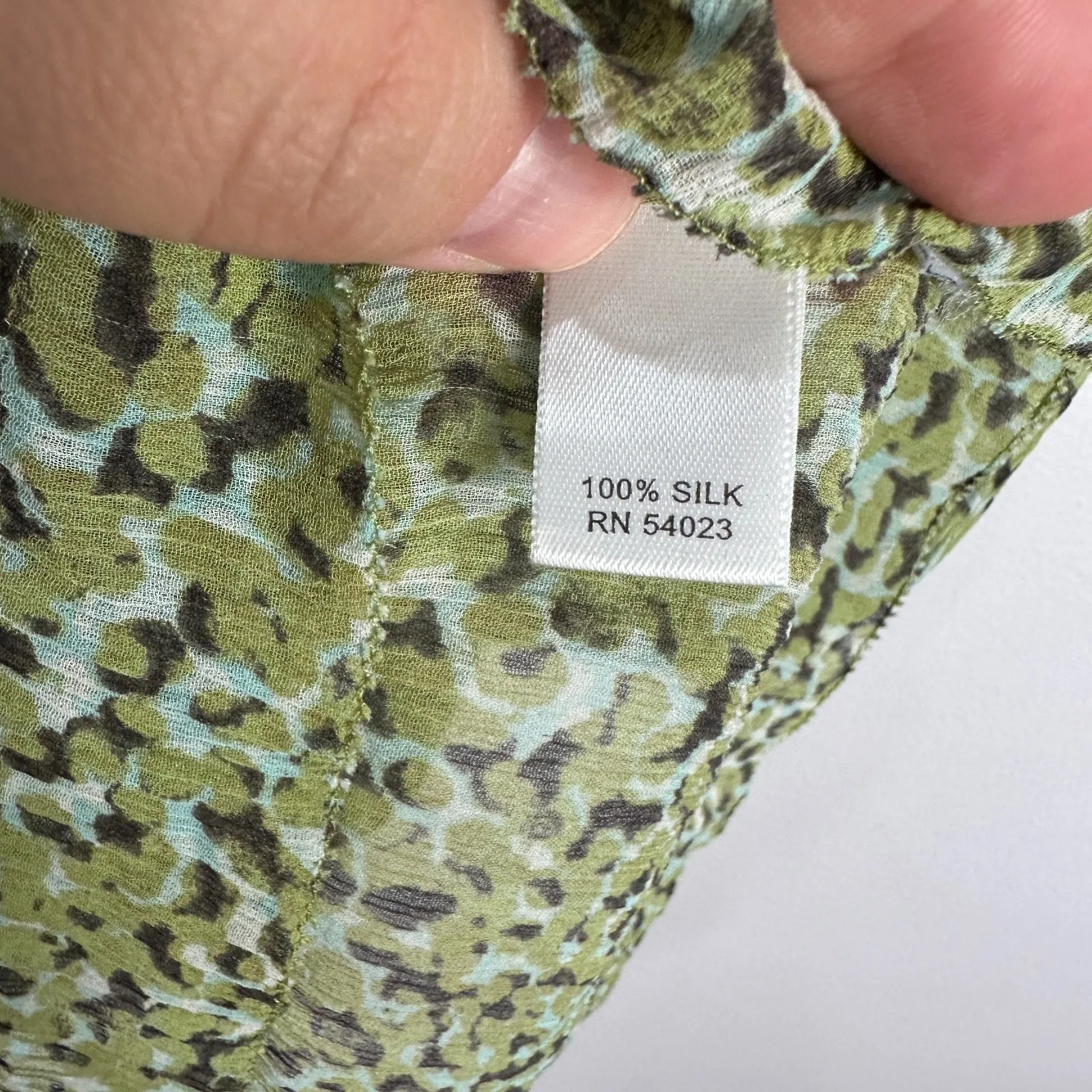Banana Republic Blouse L Silk Green Leopard Cottagecore‎ Light Academia Chic Y2K - Image 4