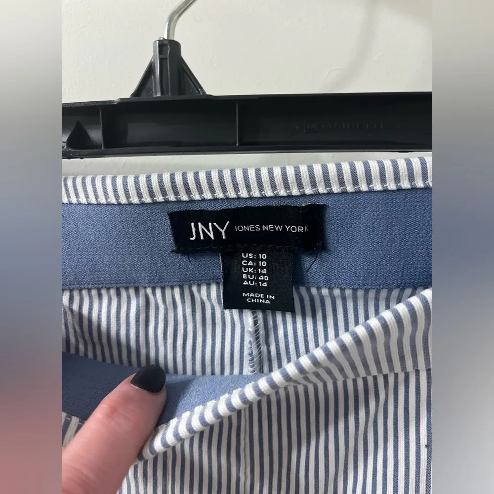 Jones New York Women’s Striped Blue/white seersucker Pants Sz 10 Like new - Image 3