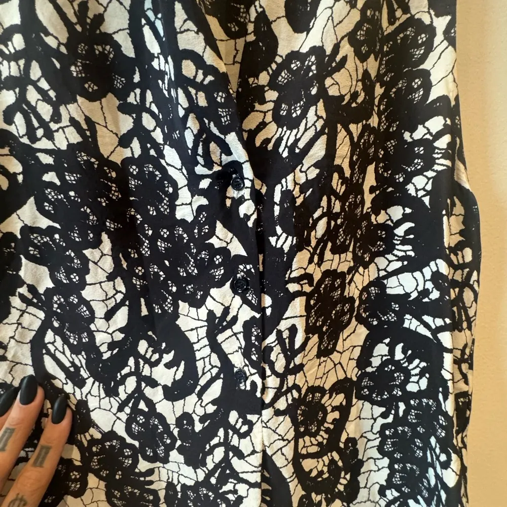 Wilfred black/white sleeveless silk button front blouse size small - Image 3