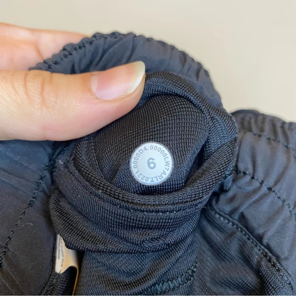 LULULEMON Hotty Hot Lined Actibeve Short II *Long 4" in
Black Sz 6 Tall - Image 10