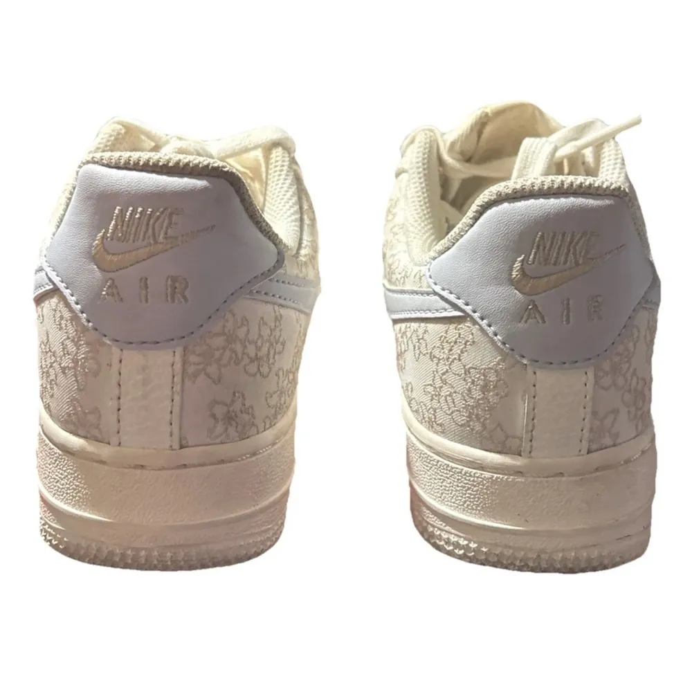 NEW Nike AIR FORCE 1 '07 SE JACQUARD GOLD FLORAL EMBROIDERY WOMANS SIZE 5 - Image 5