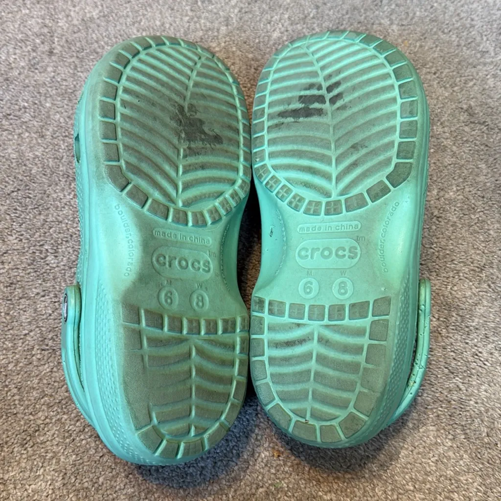 Crocs Aqua Classic Clogs With Random Jibbitz Size 8 - Image 4