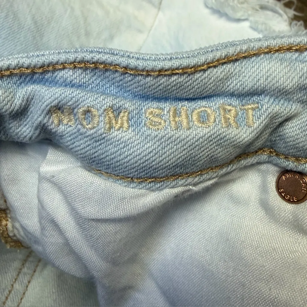 American Eagle Mom Shorts Womens 6 Blue High Rise Light Wash Denim Cutoff - Image 6
