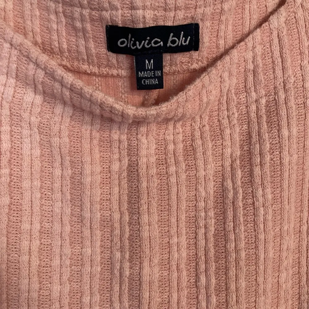 Olivia Blu  Pink Cold Shoulder Ribbed Short Sleeve Silver Accents Top Size Medium - Image 5