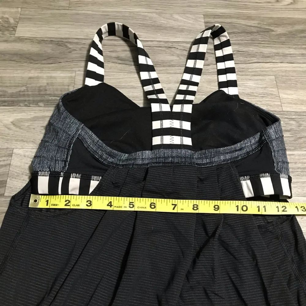 Lululemon Black and White built in bra; size 6 - Image 5