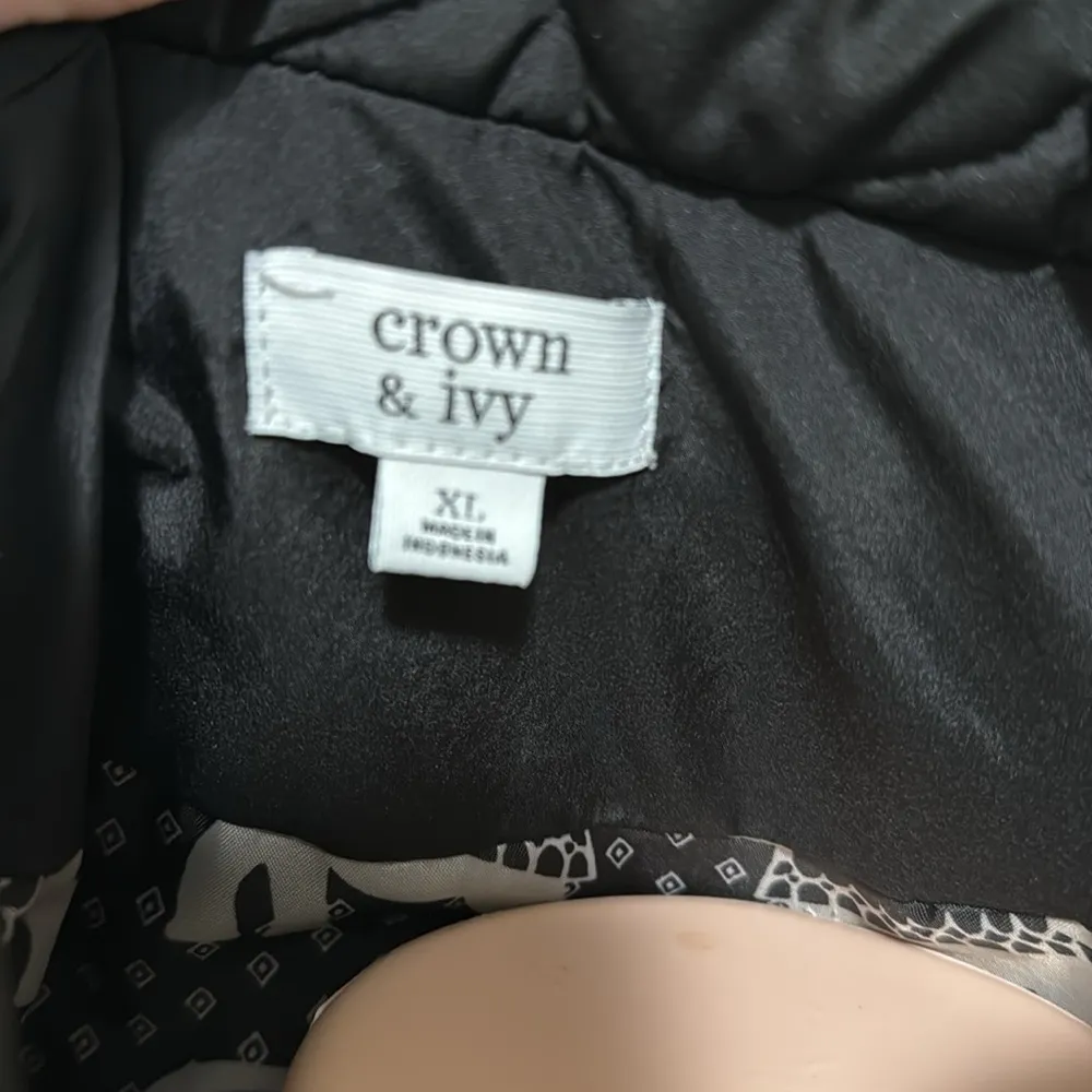 CROWN & IVY black Quilted Vest women size XL - Image 5