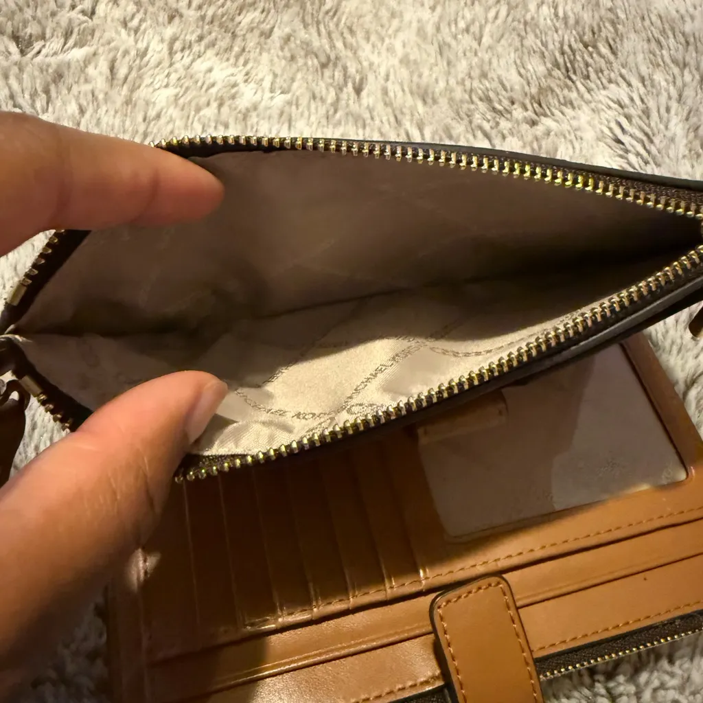 Michael Kors Double Zip Smartphone Wallet - Image 6