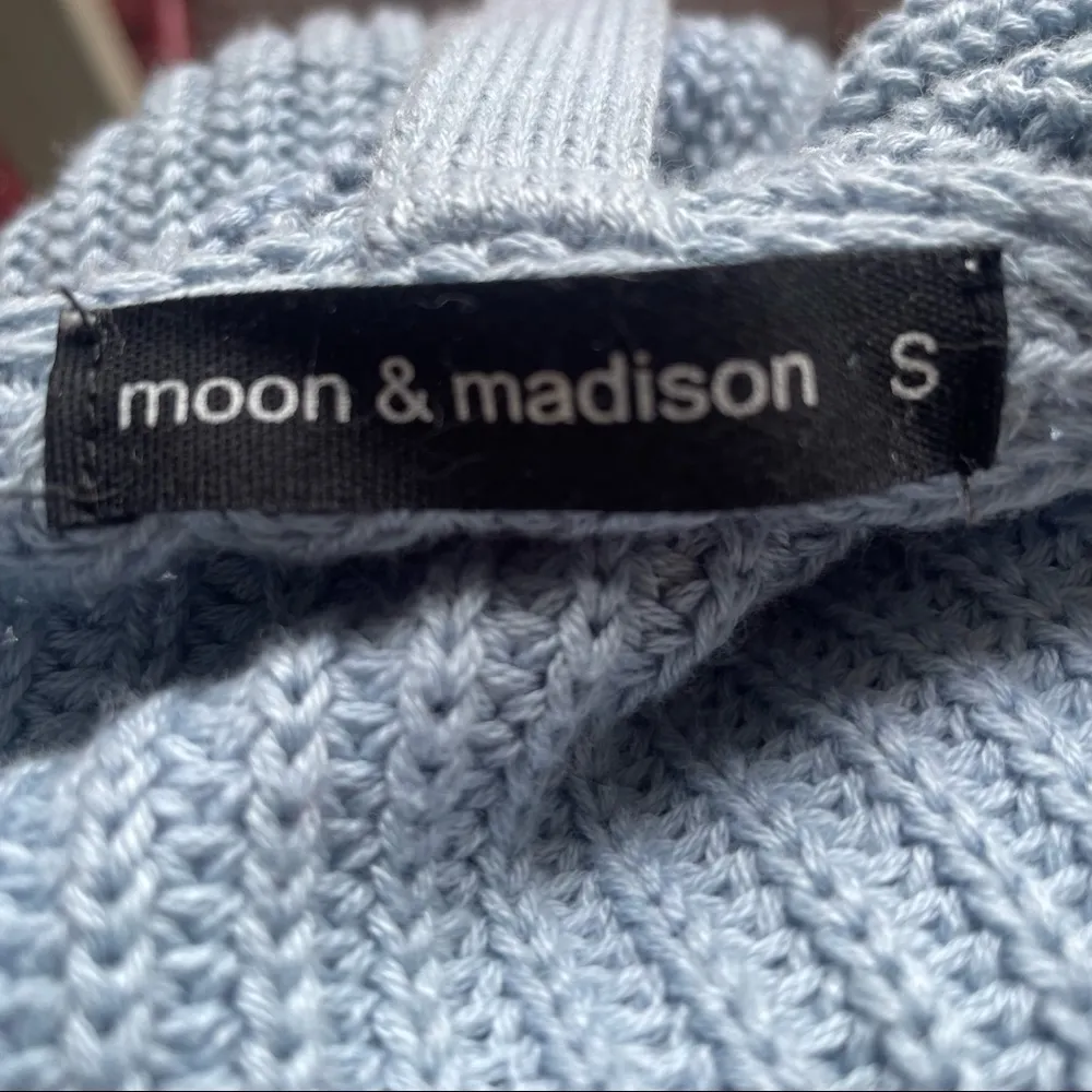Moon & Madison cropped cross over sweater - Image 5