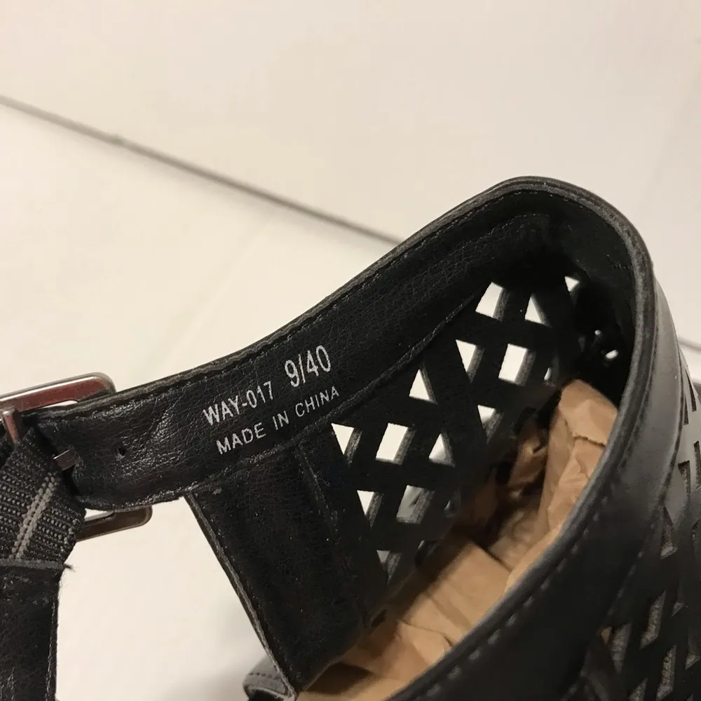 Women’s ankle strap sandal heel peep shoe size 9M black - Image 4