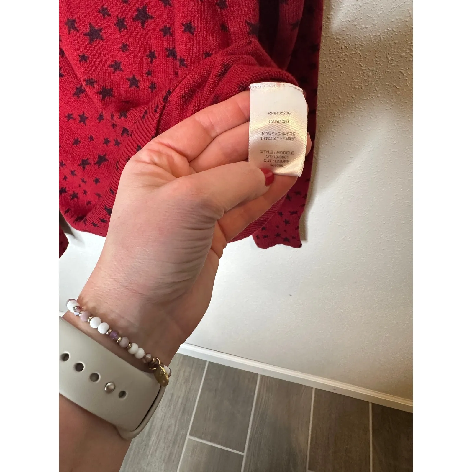 EQUIPMENT Red Black Star Print Crew Neck Cashmere Sweater Women's Size M - Image 4