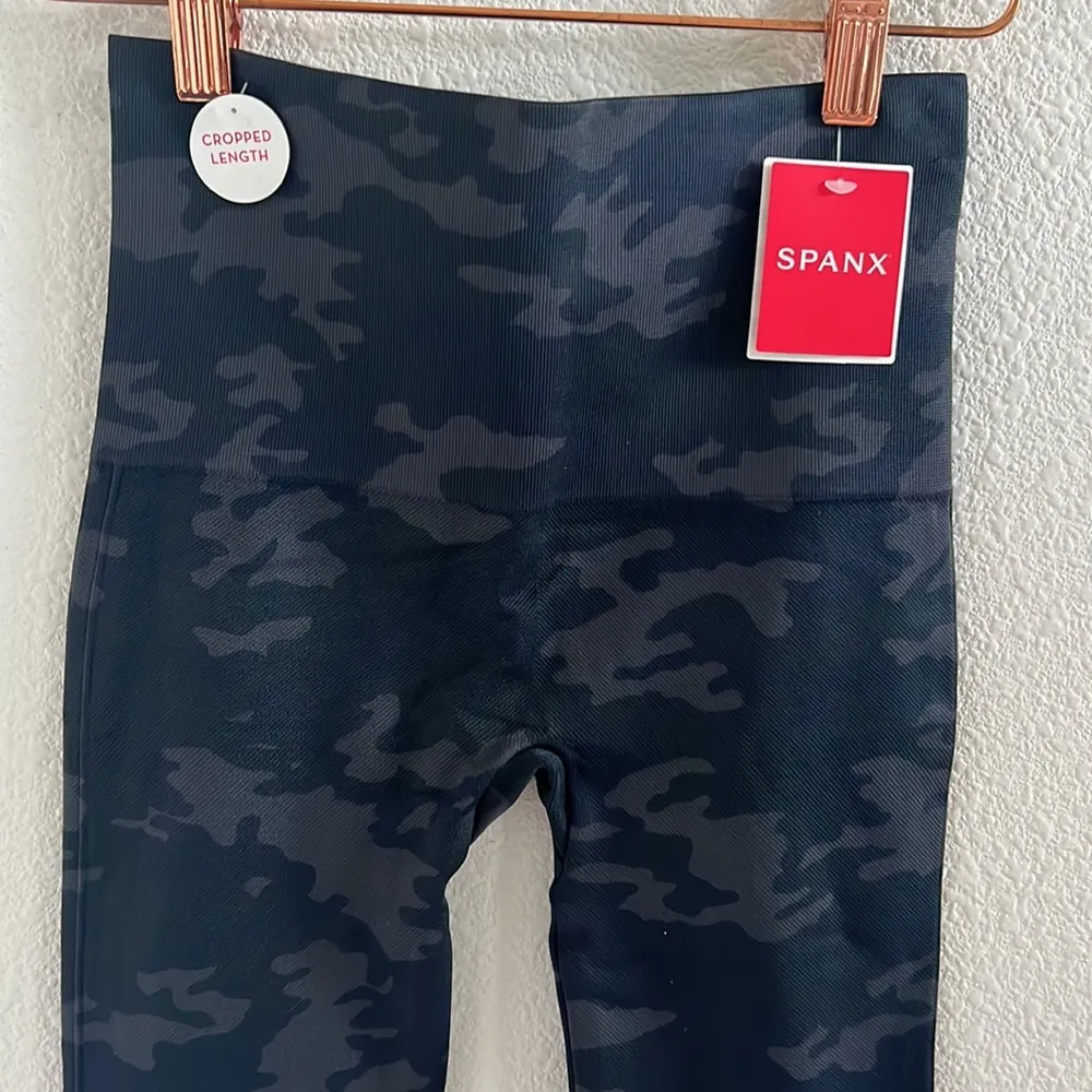 NWT SPANX Cropped Lamn Look at Me Now Legging Black Camo Small - Image 3