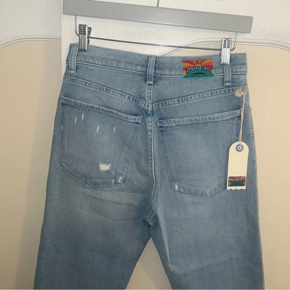 NWT Daily Blue Hype Jeans in Shade Dust Light Wash Denim Cropped Straight Leg Size 27 - Image 5
