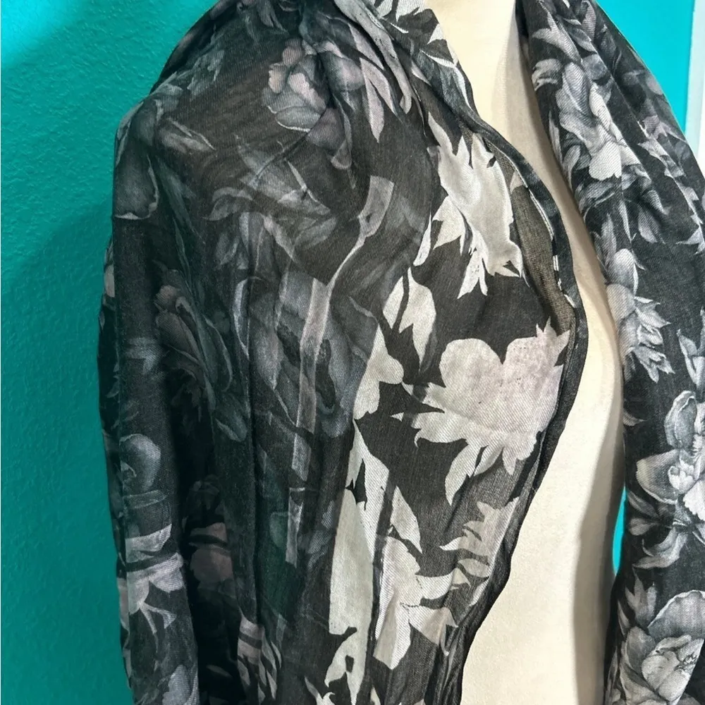 Black floral flowers thin scarf - Image 2