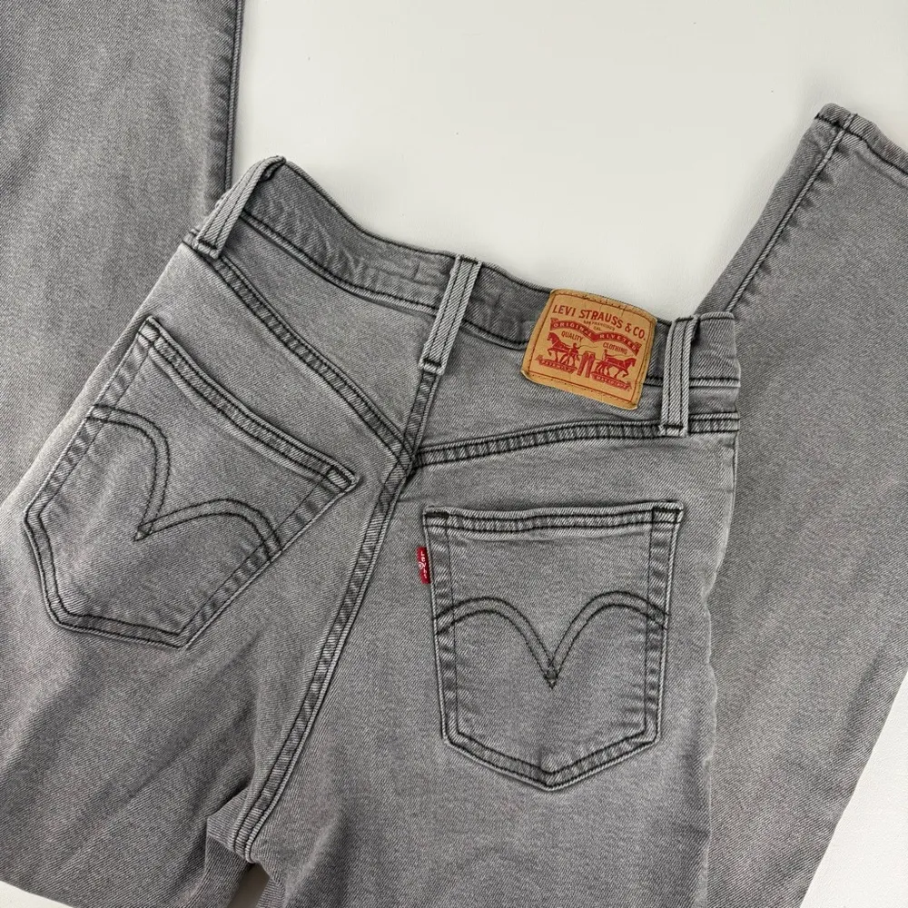 Levi’s Ribcage Straight Gray Jeans - Image 7
