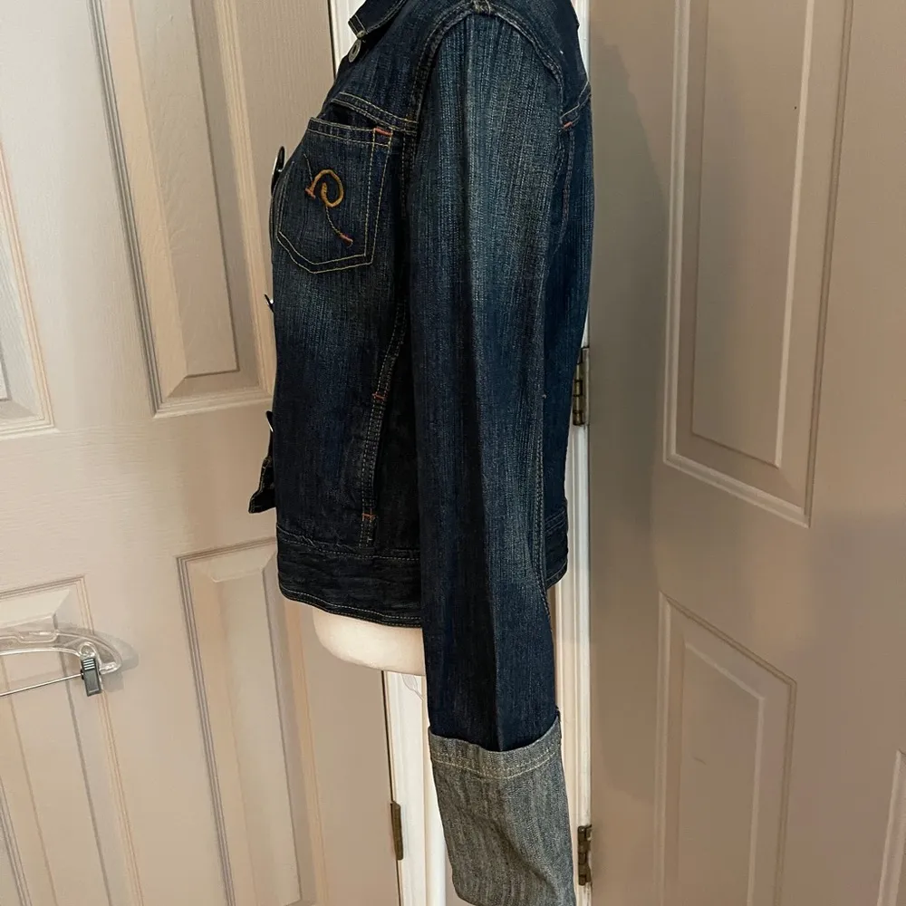 Rocawear Y2K women’s denim jacket with wide 5.5” cuffs & oversized buttons. Sz M - Image 4