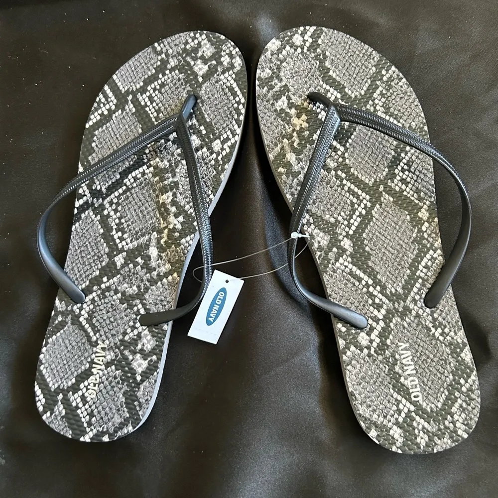 Old Navy Snake Print Flip Flops size 11 unisex - Image 3