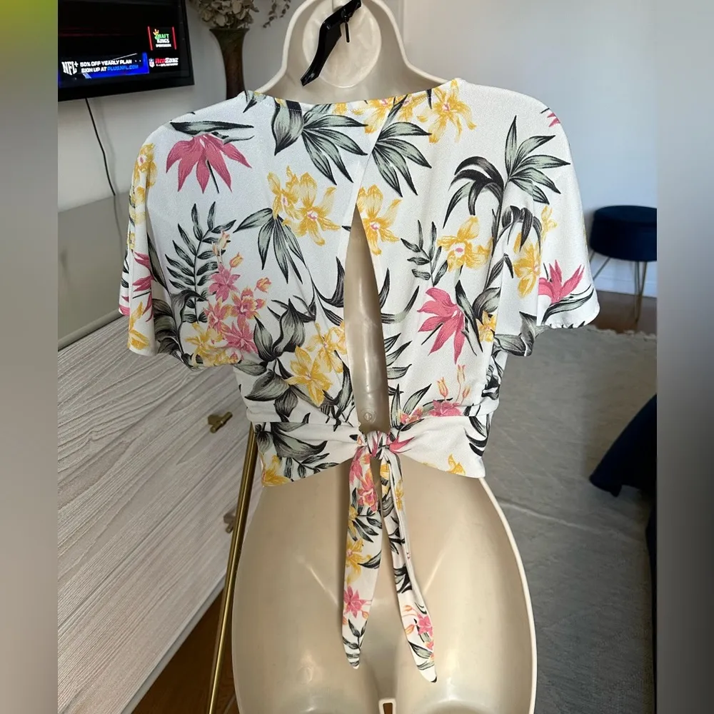 Divided Multicolor Floral V-Neck Crop Top with Back Key Hole - Image 3