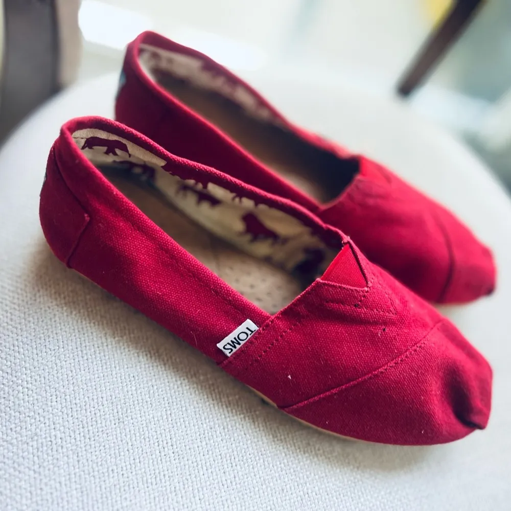 TOMS Shoes Classic Canvas Slip On in Red Size W7 - Image 2