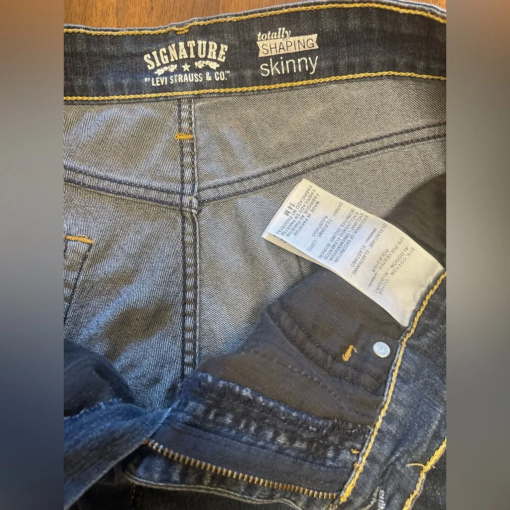 Levi's Blue signature Relaxed Fit Jeans with Classic Design - Image 10