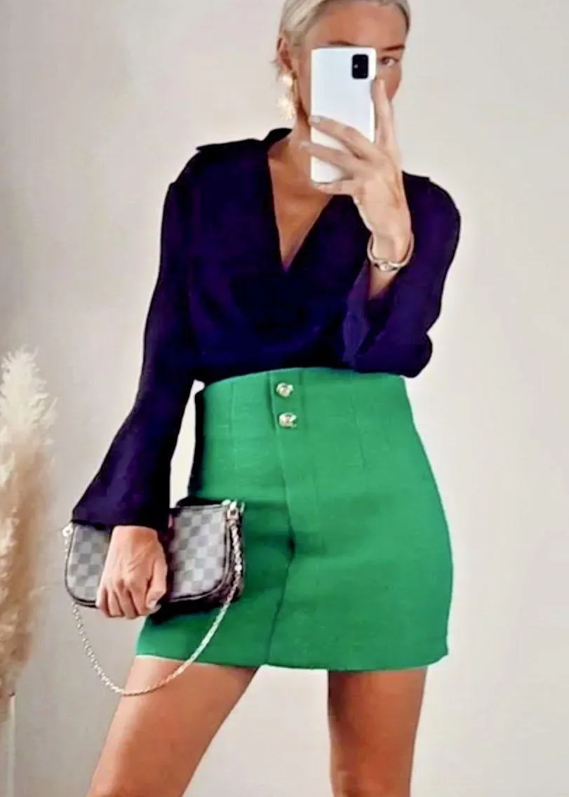 nwt textured mini green Christmas skirt with golden buttons - Image 10