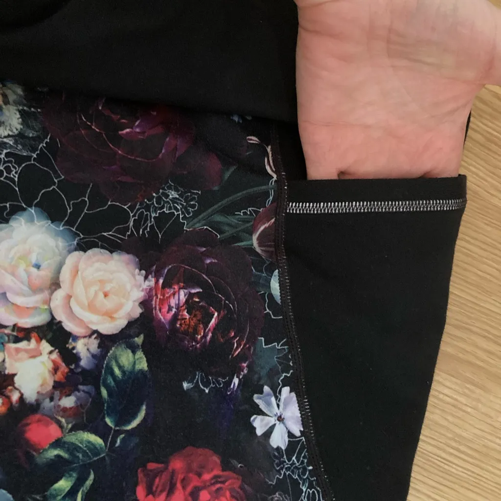 Athleta 3/4 Cropped Floral Leggings with Pockets XL - Image 3