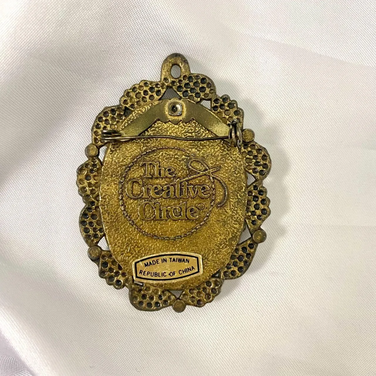 The Creative Circle Vintage Brassy Gold Red Heart Needle Point Brooch Pendant - Image 3