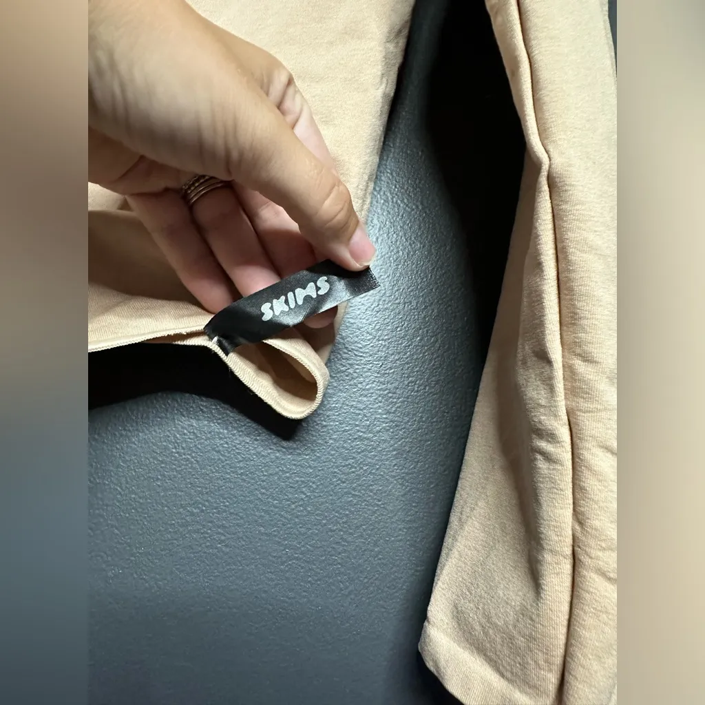 SKIMS  Essential Crew Neck Long Sleeve Bodysuit Beige 2XL/3XL - Image 2