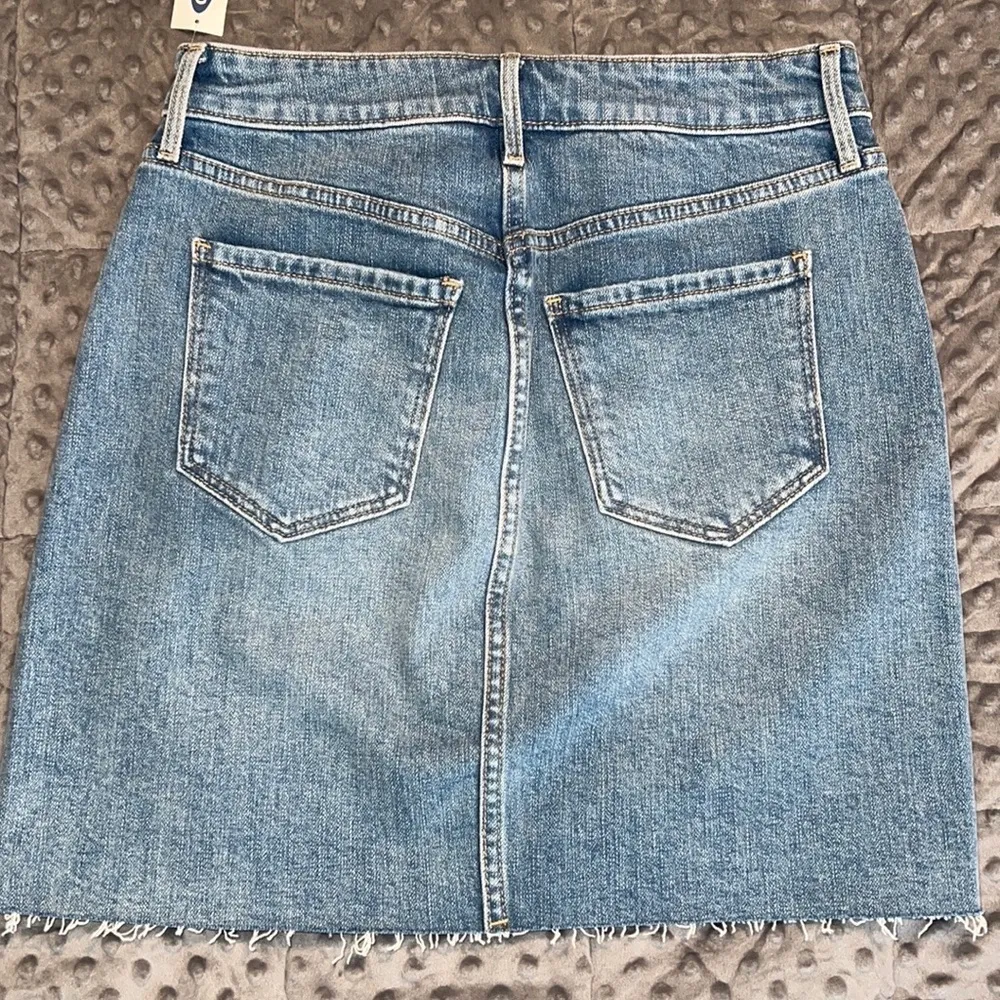 Old Navy size 2 womens denim skirt 4 button front with pockets - Image 9