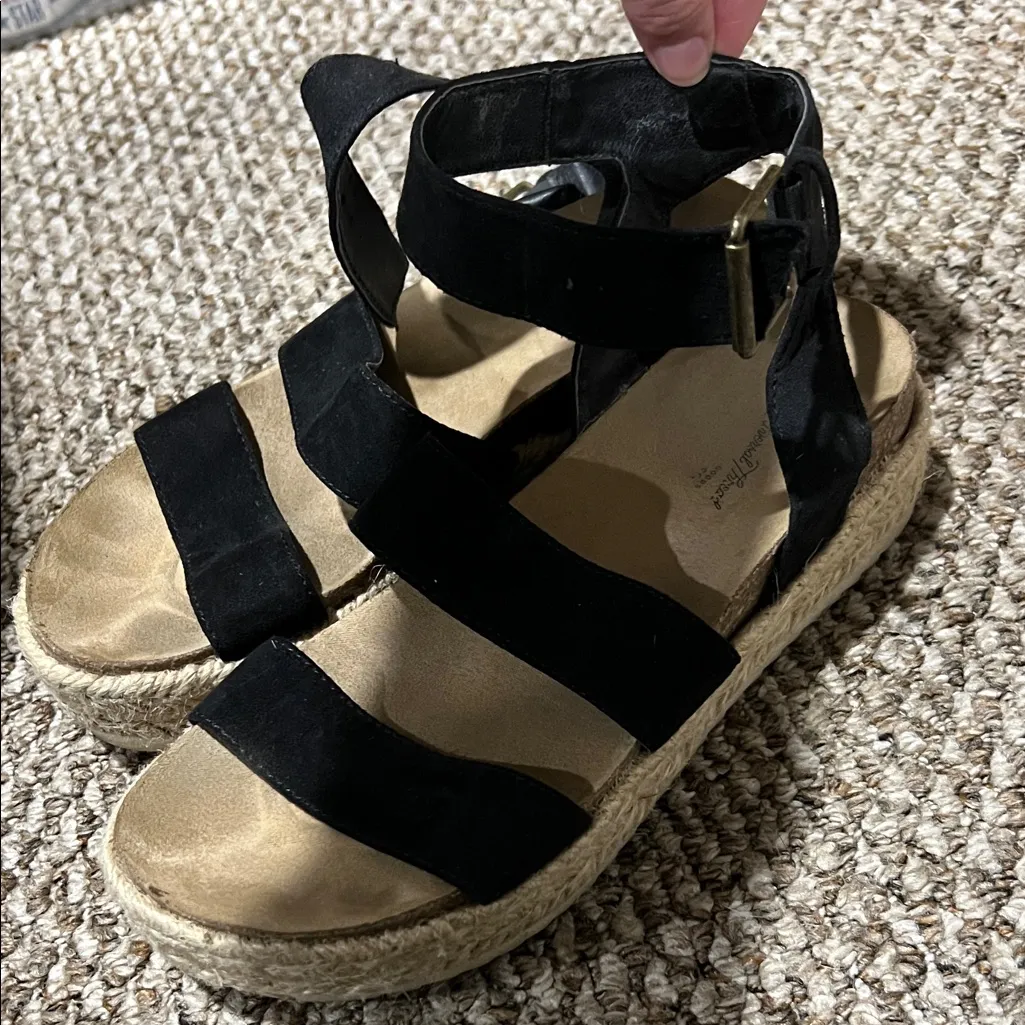 Universal Thread Black and Tan Sandals Set - Image 4