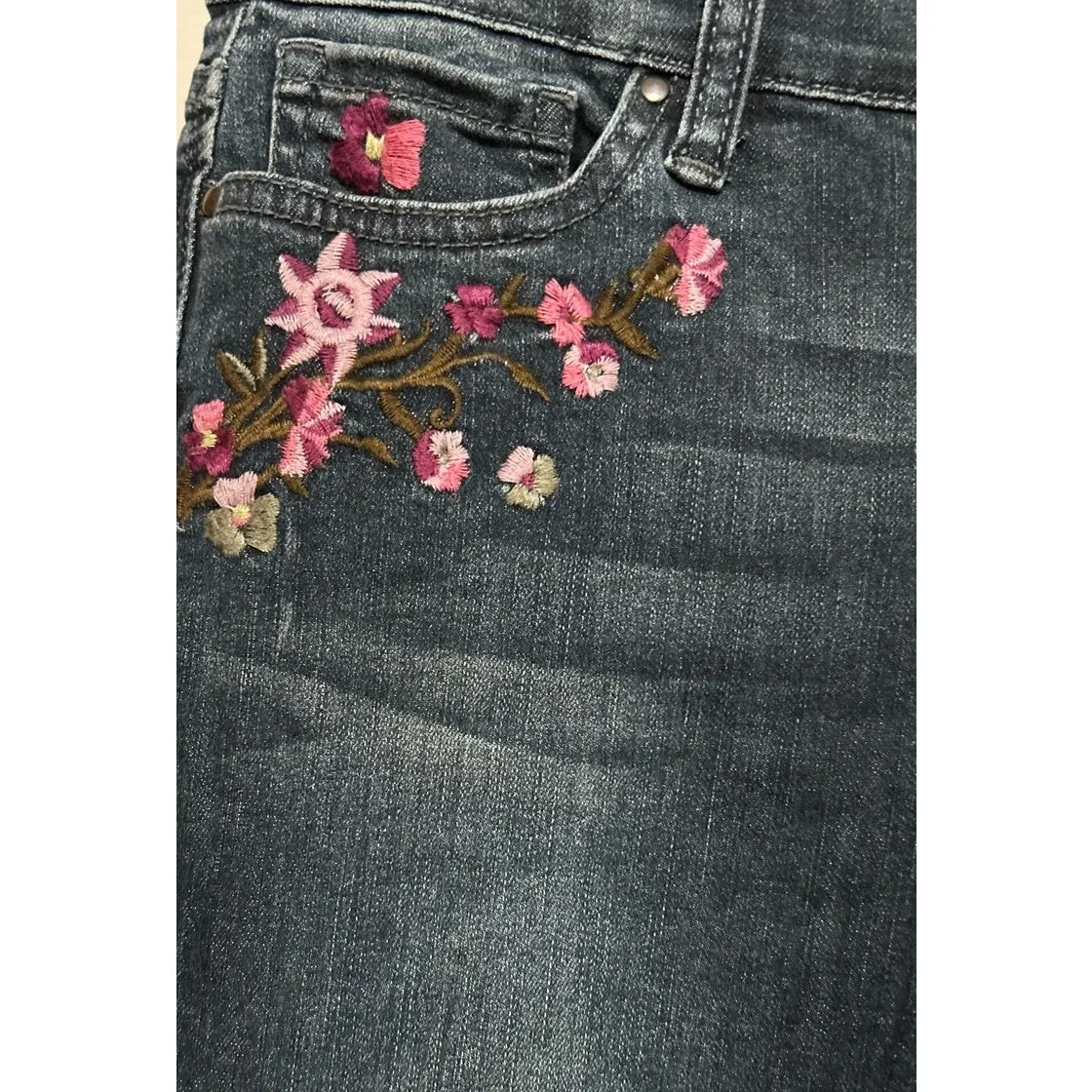 Crown & Ivy Petite Skinny Blue Jeans w/Floral Pink Embroidered Design Size‎ 6PR - Image 7