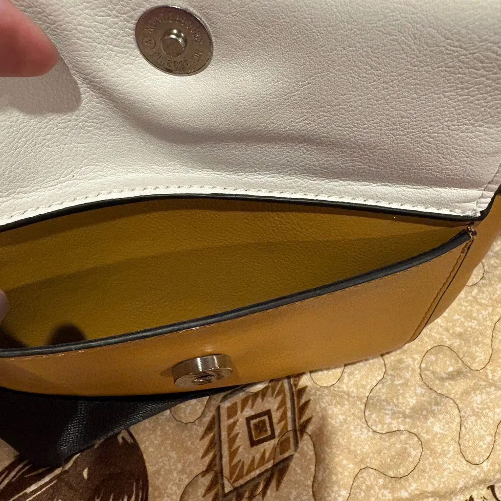 Tahari Tan and White Camera Bag - Image 5