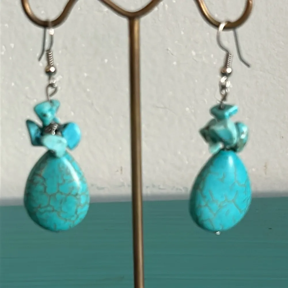 Southwestern Inspired Chipped Howlite Stone Drop Dangle Earrings Blue - Image 4