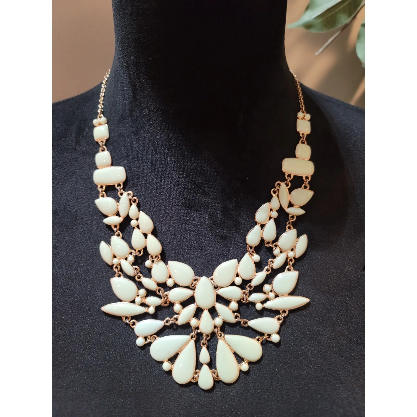 Aldo Women Green Statement Bib Necklace Gold Tone Lobster Clasp Fashion Jewelry - Image 2