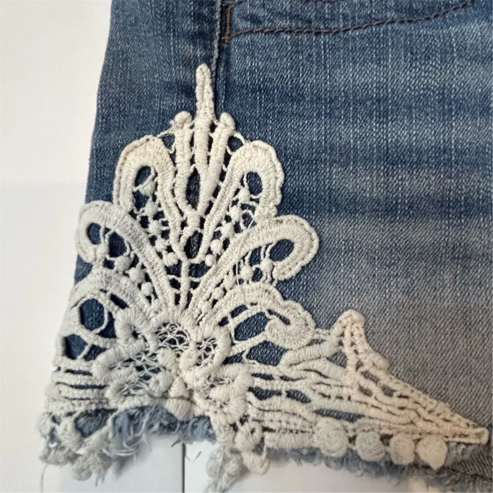 Love Fire Women's Blue Denim Shorts Lace Appliqué Size 7 Casual Summer - Image 4